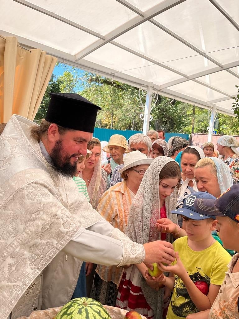 Водосвятный молебен с освящением яблок
