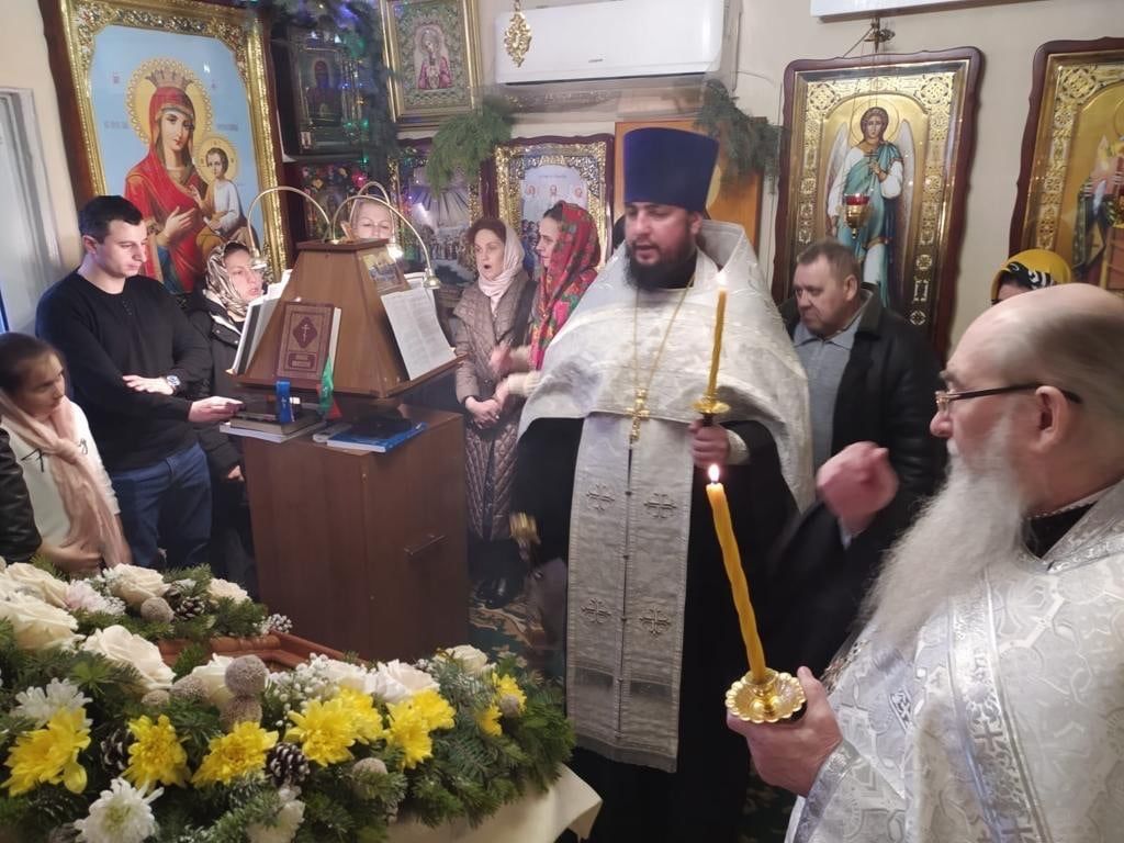 В канун воскресного дня и дня празднования святителя Василия Великого, субботу вечернее богослужение.