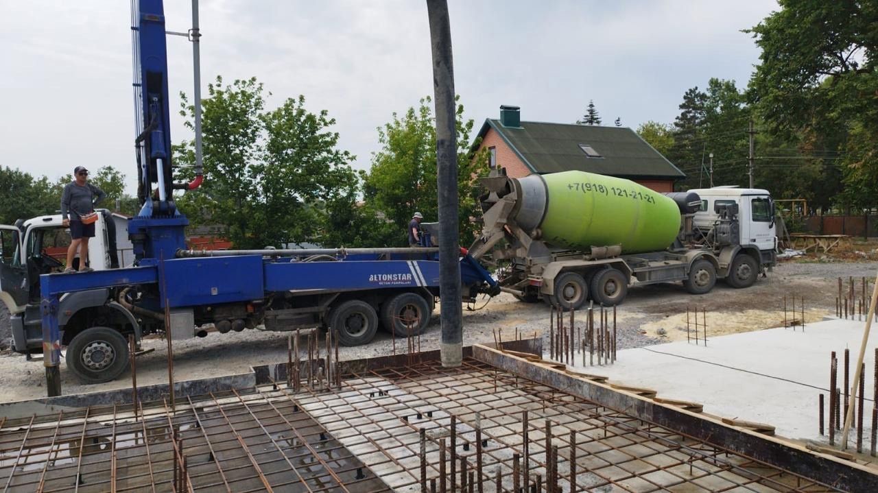 Завершили работу по заливке плиты и алтарной части.